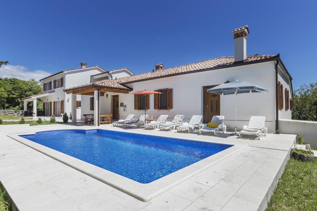 Bazén v ubytování Villa Ana Labin for 12 person with 6 bedrooms & private pool nebo v jeho okolí