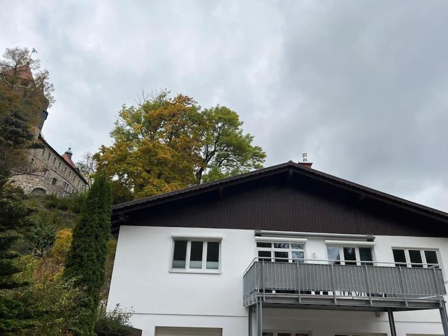 Casa blanca con balcón en la parte superior. en Ferienhaus Elgersburg, en Elgersburg