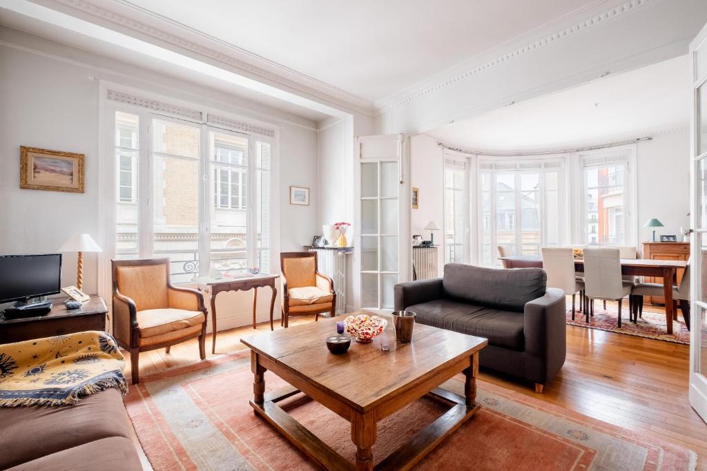 un salon avec un canapé et une table dans l'établissement Veeve - Flowers from Paris, à Paris