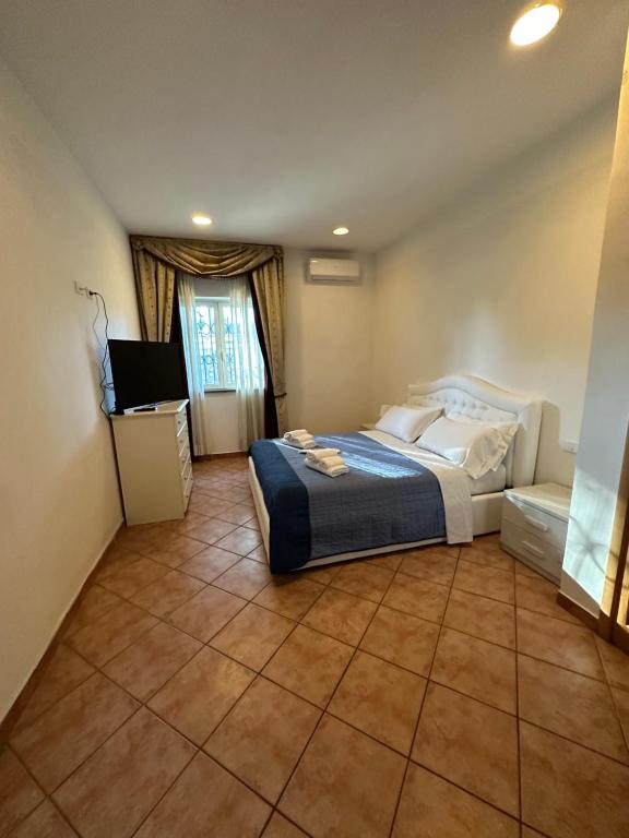 ein Schlafzimmer mit einem Bett und einem TV in der Unterkunft Residence Villa il sogno in Rom