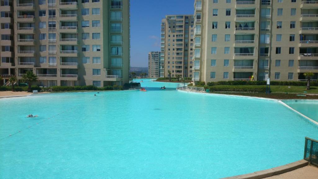 a large swimming pool in the middle of some buildings at Laguna Vista, Vista Océano 1305 in Algarrobo