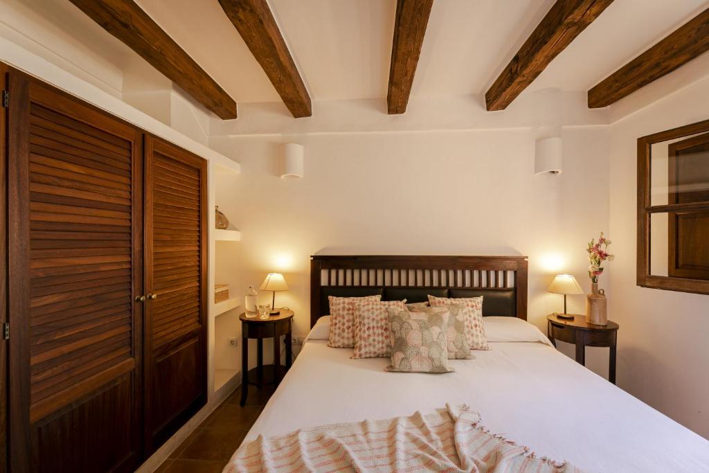 Postel nebo postele na pokoji v ubytování Can Noves - Villa de 5 suites 28 y 58