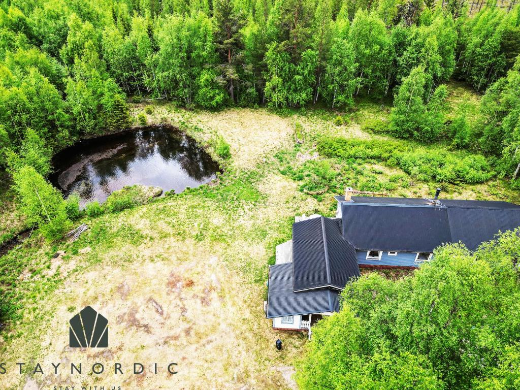 eine Luftansicht eines Bahnhofs mit Tunnel in der Unterkunft Cozy cottage on a large natural plot in lovely Harjedalen in Vemdalen