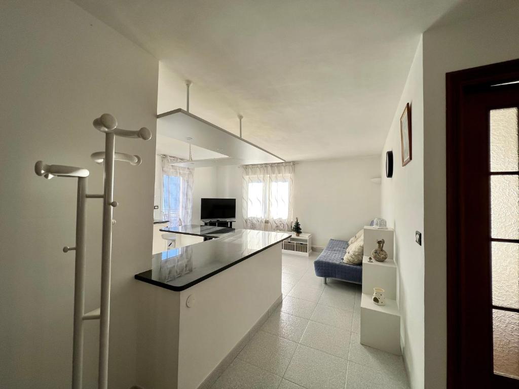 una cucina con piano di lavoro e un soggiorno di Beau Soleil ad Aosta