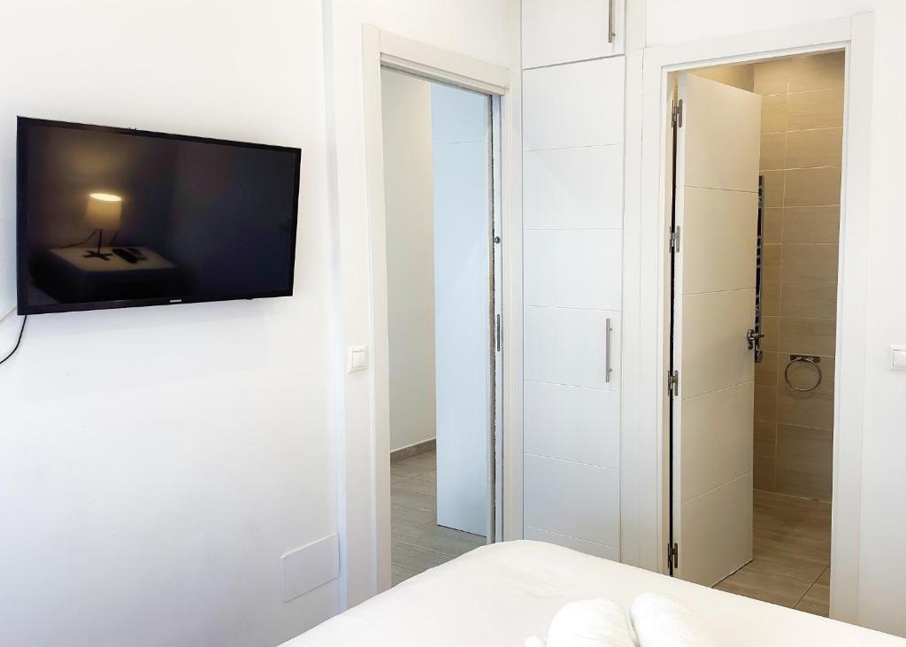 Televízia a/alebo spoločenská miestnosť v ubytovaní SKOL 350. Great 2 Bedroom Apartment in Skol Marbella