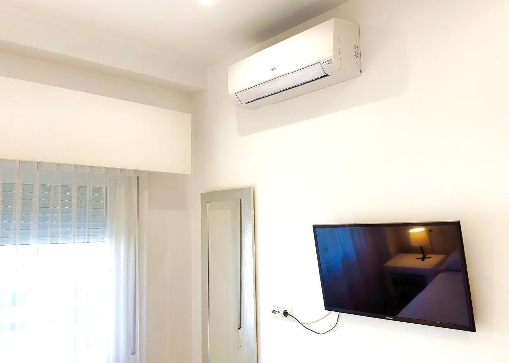 Televízia a/alebo spoločenská miestnosť v ubytovaní SKOL 350. Great 2 Bedroom Apartment in Skol Marbella