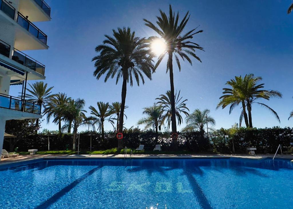 Bazén v ubytovaní SKOL 350. Great 2 Bedroom Apartment in Skol Marbella alebo v jeho blízkosti