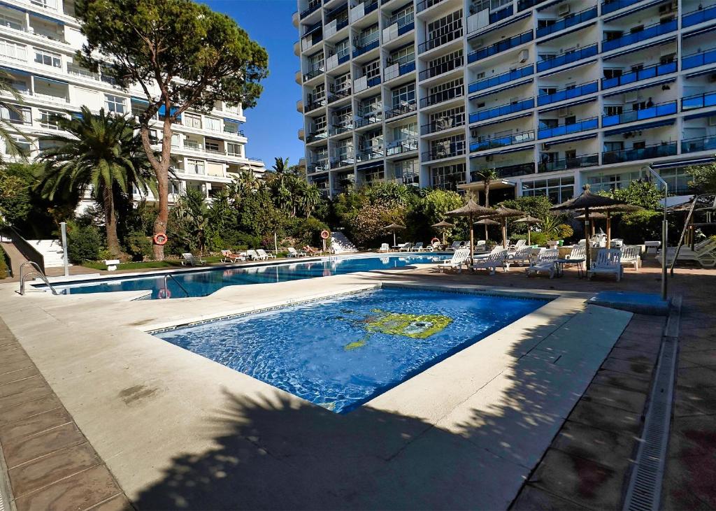 Bazén v ubytovaní SKOL 350. Great 2 Bedroom Apartment in Skol Marbella alebo v jeho blízkosti