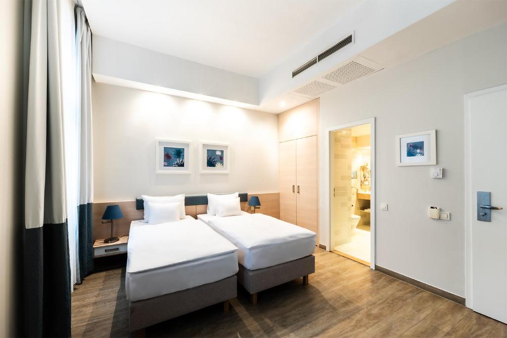 Postel nebo postele na pokoji v ubytování Atrium Fashion Hotel