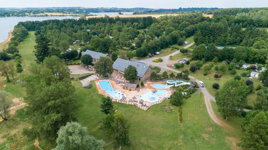 een luchtzicht op een resort met een zwembad en bomen bij Camping le Caussanel in Canet-de-Salars