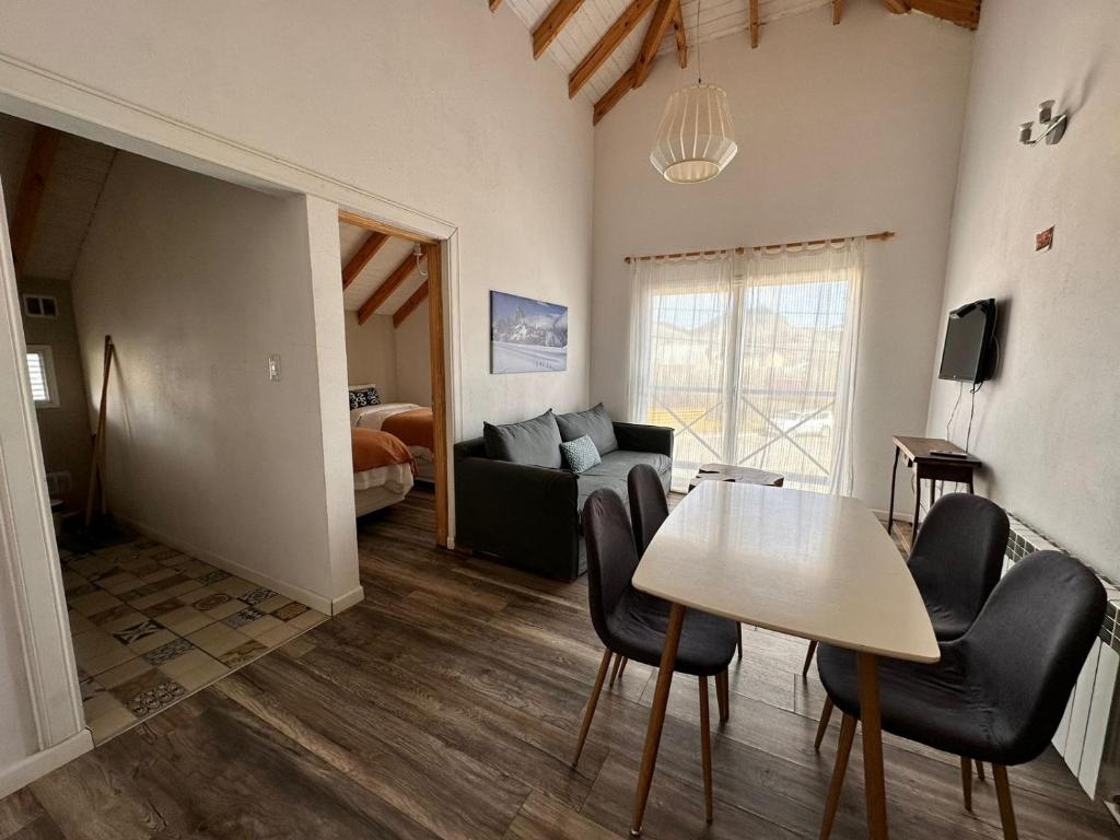 查爾騰鎮的住宿－Patagonia Hikes Aparts，客厅配有沙发和桌椅