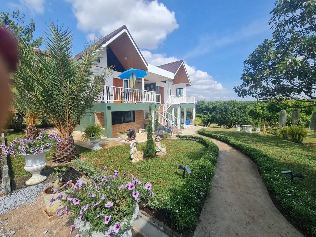 une maison avec un jardin en face dans l'établissement Chill House, à Pak Chong