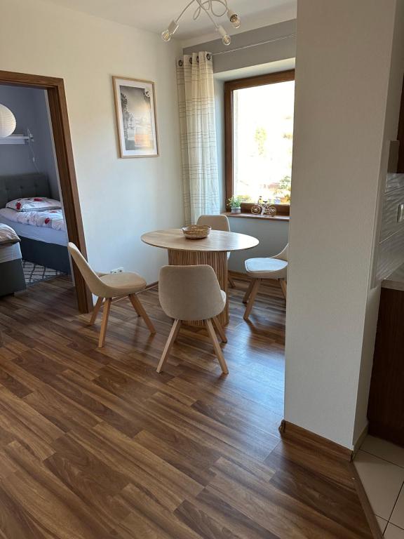 a living room with a table and chairs and a bedroom at Apartament Wałbrzych in Wałbrzych