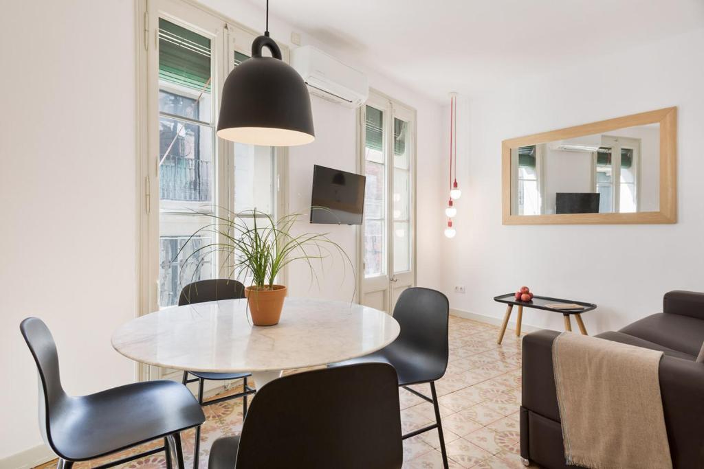 a living room with a table and chairs at Ola Living Santa Anna in Barcelona