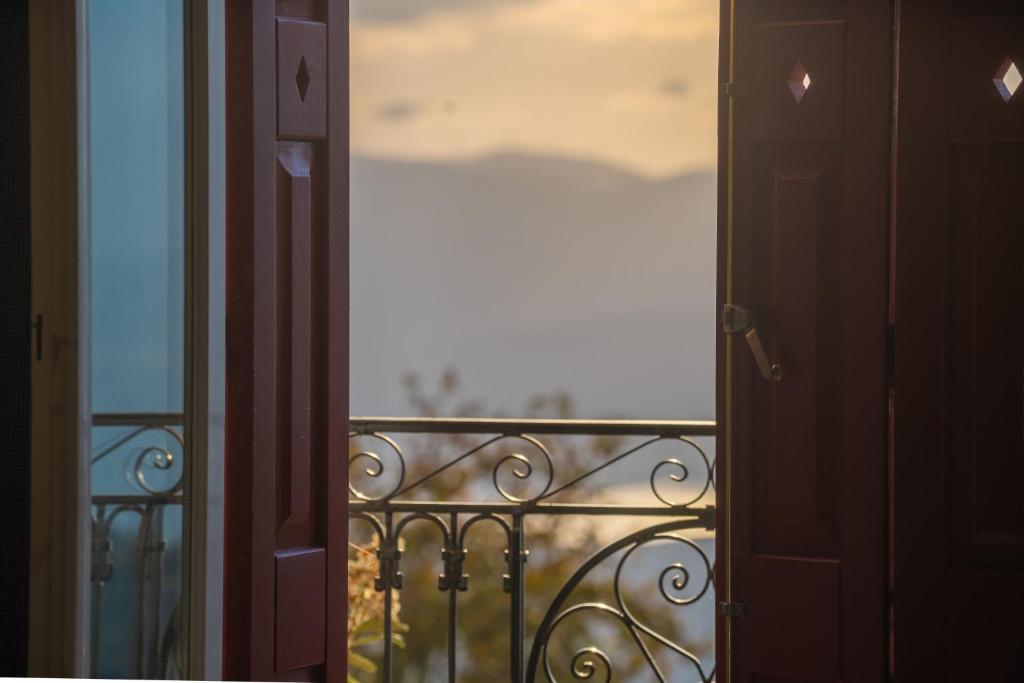 eine offene Tür mit Blick auf einen Balkon in der Unterkunft Delphian Colors - Blue Edition in Delphi