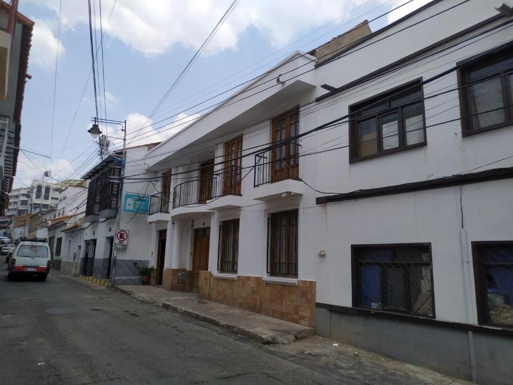 biały budynek po stronie ulicy w obiekcie White House - Casa de interacción. w mieście Sucre