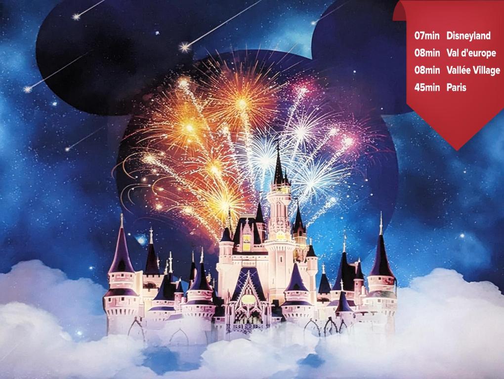 un château disney avec des feux d'artifice en arrière-plan dans l'établissement Marvellous Disney Home 7 min from Disneyland, à Magny-le-Hongre