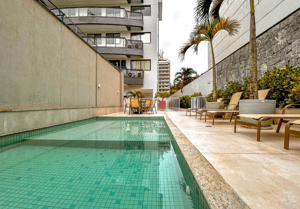 uma piscina ao lado de um edifício em Apto a 200m do mar em Niteroi Rio de Janeiro em Niterói