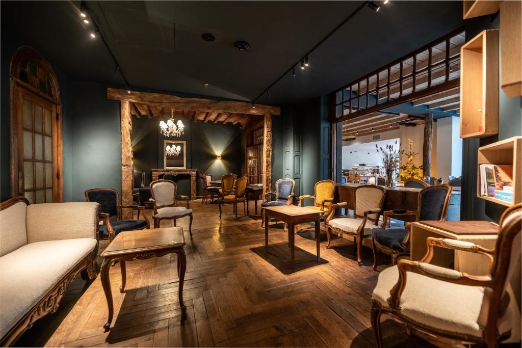 Posezení v ubytování Hostellerie La Claire Fontaine, Logis hôtels & Spa