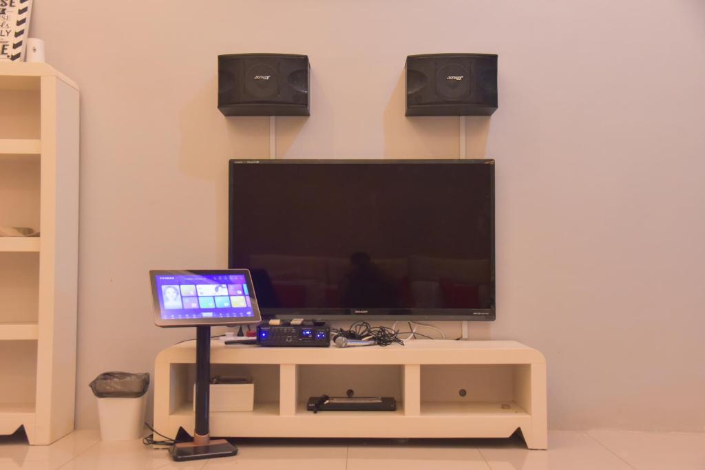 TV a/nebo společenská místnost v ubytování The Karaoke Homes Ipoh, Tambun Sunway
