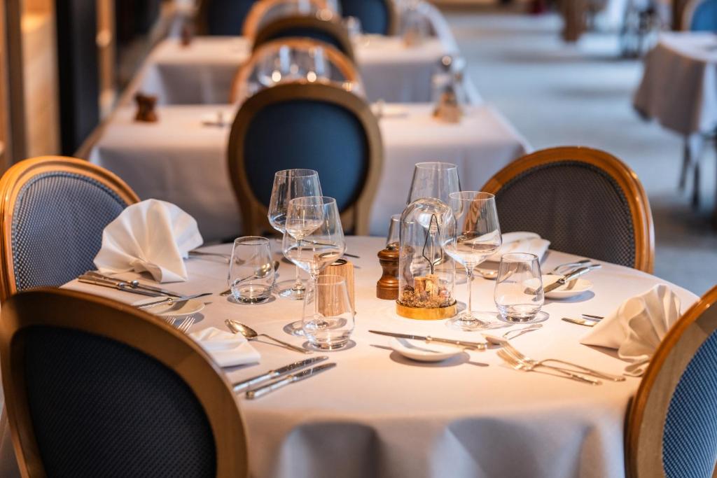 Nápoje v ubytování Hostellerie La Claire Fontaine, Logis hôtels & Spa