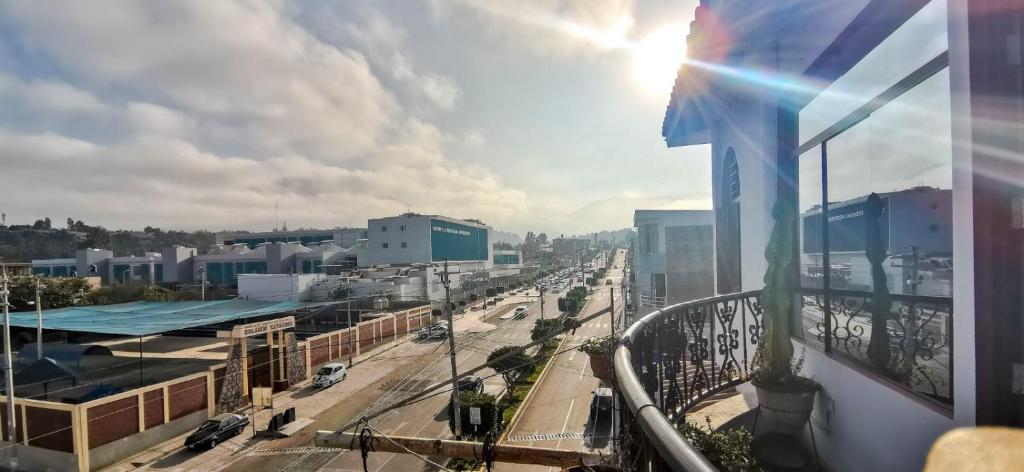 - Balcón con vistas a la ciudad en hostal keymar, en Moquegua