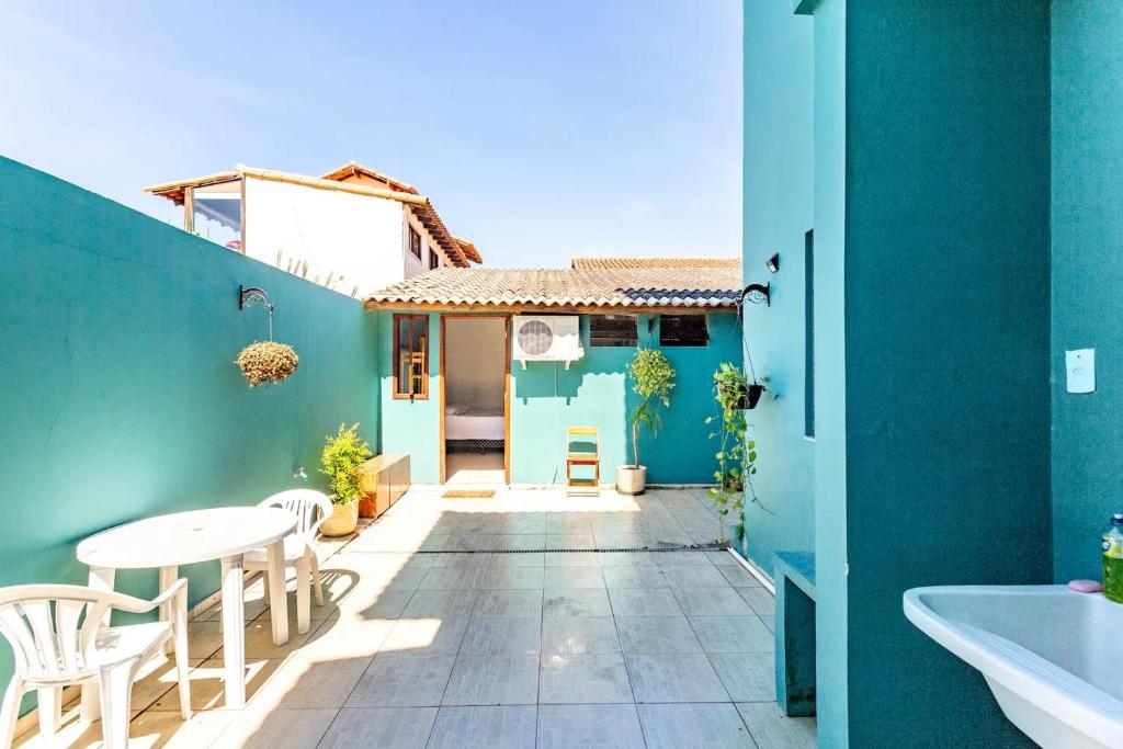 卡波布里奧的住宿－Suítes Brisa Tropical，一个带桌椅的庭院和一座房子
