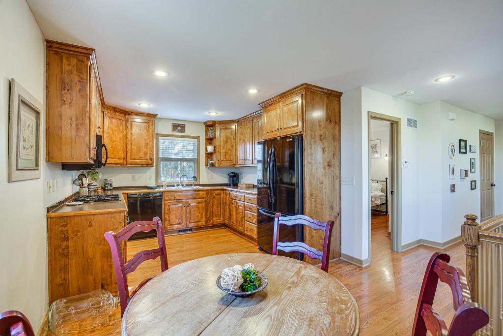 Η κουζίνα ή μικρή κουζίνα στο Cozy Liberty Getaway with Fire Pit and Patio!