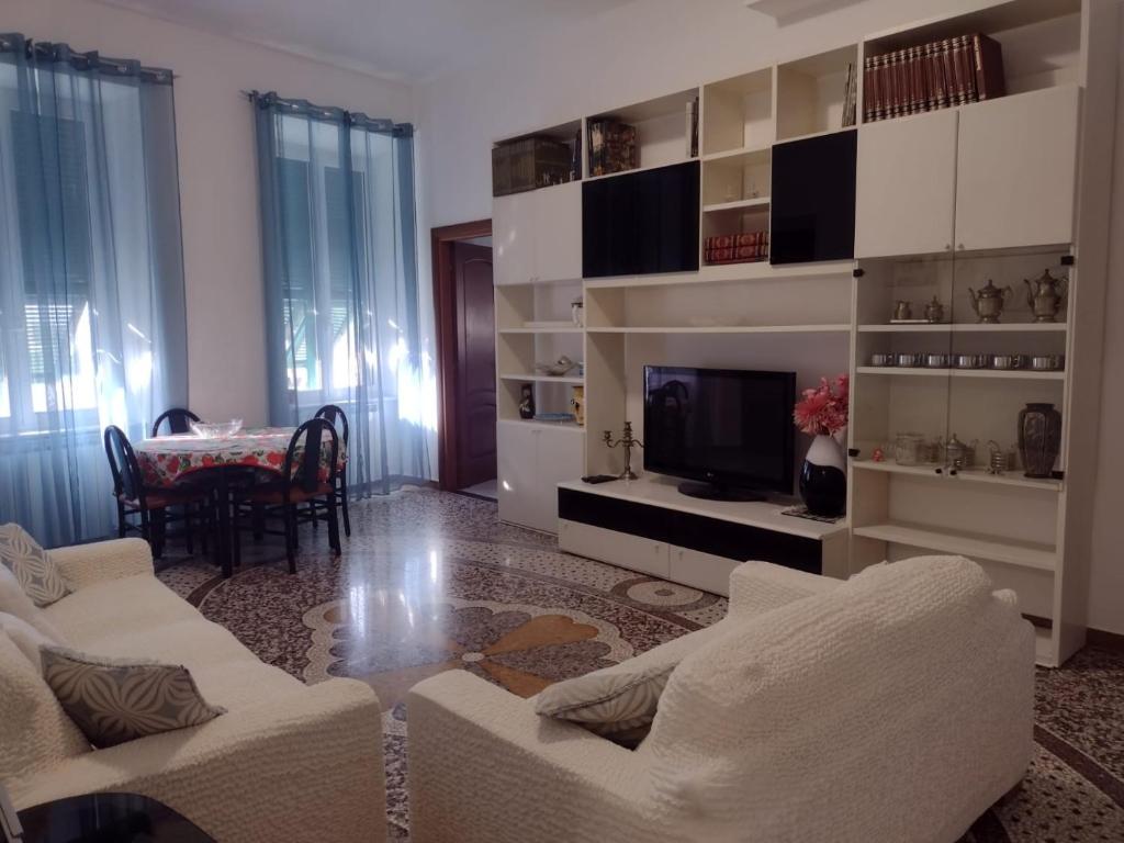 熱那亞的住宿－Villa il sole，客厅配有2张白色沙发和1台电视