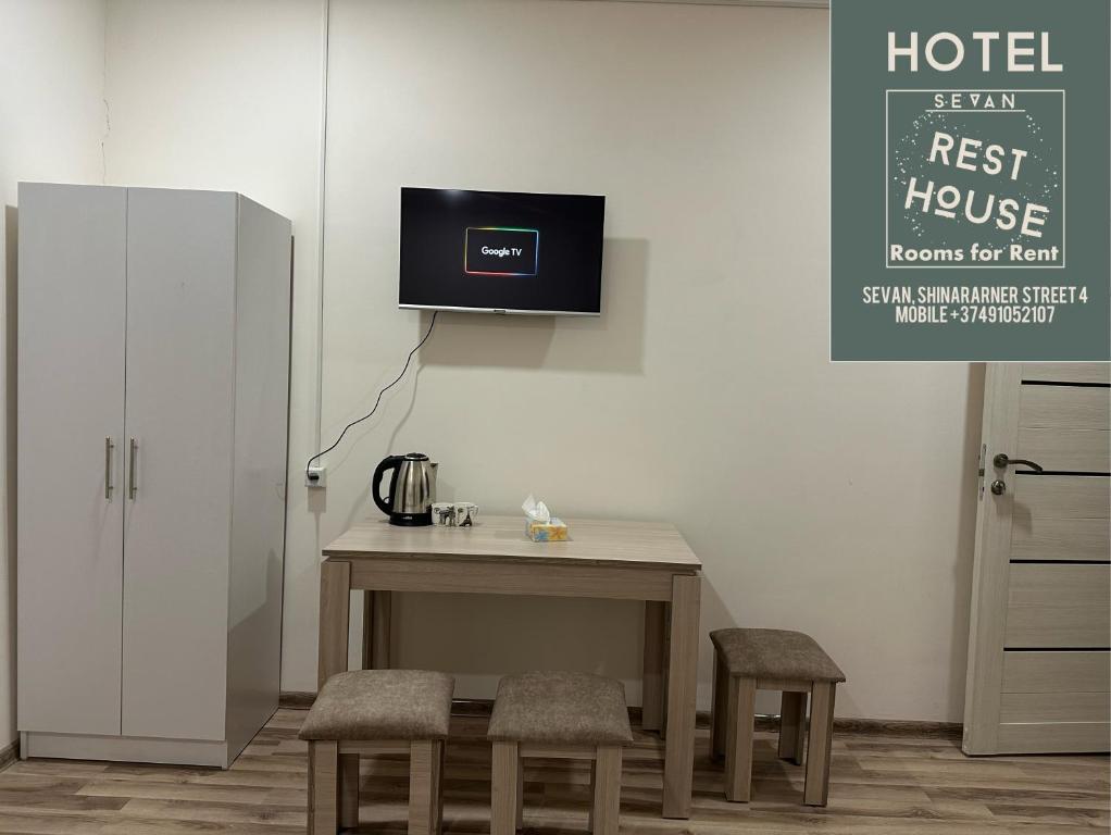 TV a/nebo společenská místnost v ubytování Sevan Rest House