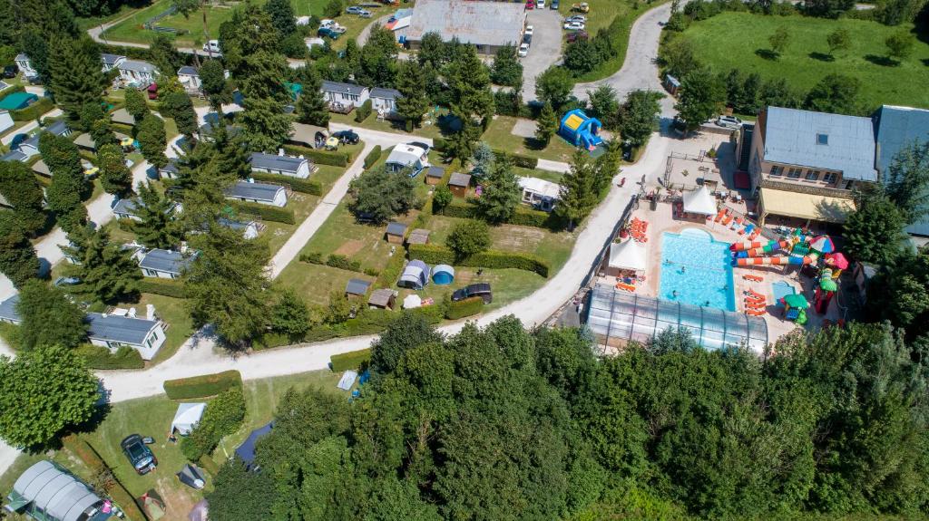 una vista aérea de un parque de atracciones con piscina en Camping le Rochetaillée en Grandes Sables