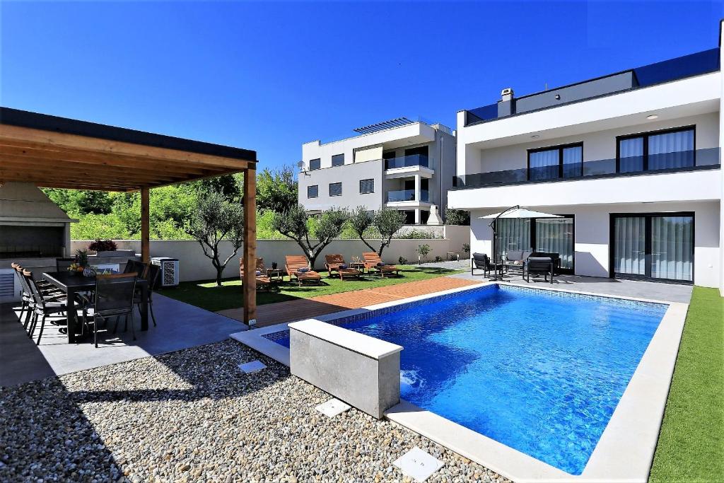 Bazén v ubytování Villa Frantin - Heated Pool, Sauna, Hot Tub, Activites nebo v jeho okolí