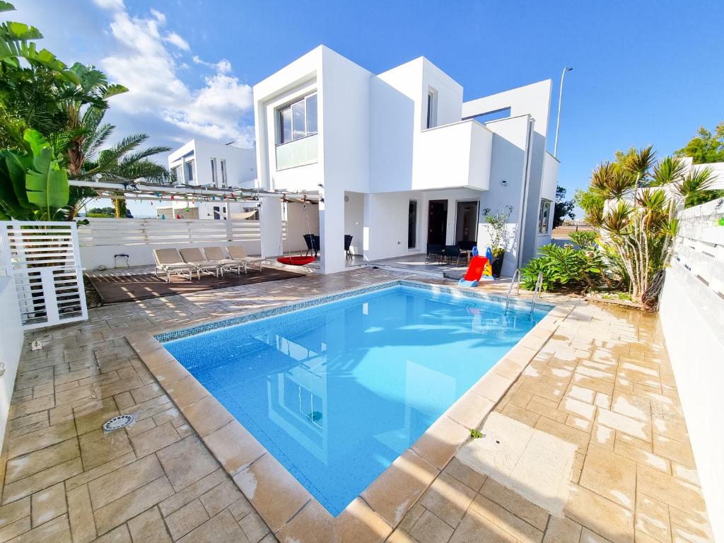 Beach Villa With Private Pool And BBQ tesisinde veya buraya yakın yüzme havuzu