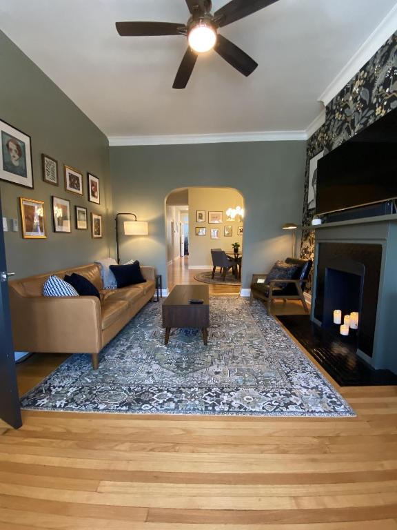 Elegant Hideaway in the Heart of Andersonville, Chicago (updated prices