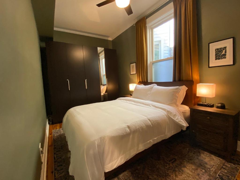 um quarto com uma cama branca e uma janela em Elegant Hideaway in the Heart of Andersonville em Chicago