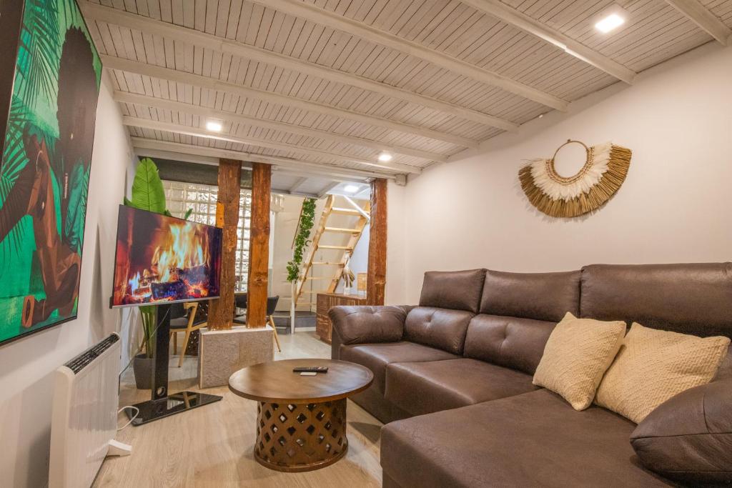 sala de estar con sofá y mesa en Apartamentos Malasaña, en Madrid