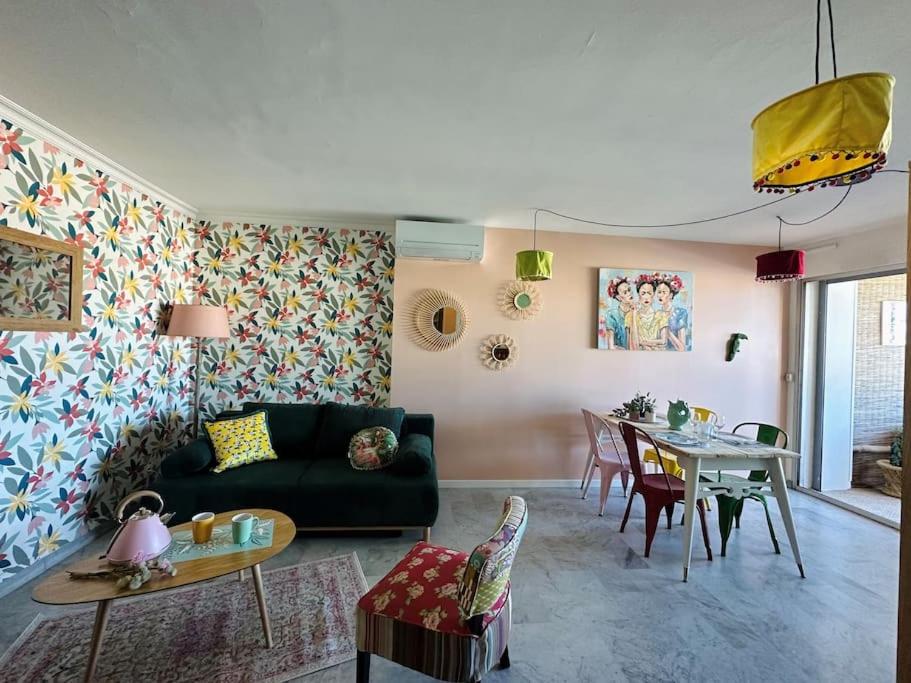 un salon avec un canapé et une table dans l'établissement Sète en couleurs ! T2 / vue canal / balnéo / Pkg, à Sète