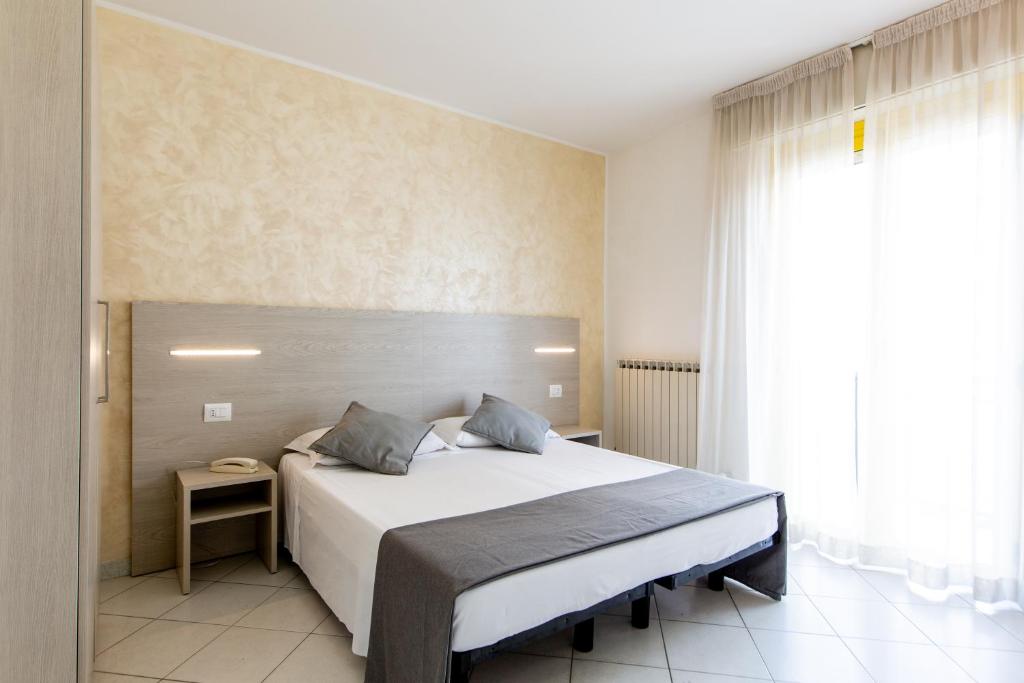 Łóżko lub łóżka w pokoju w obiekcie Hotel Marzia con Piscina