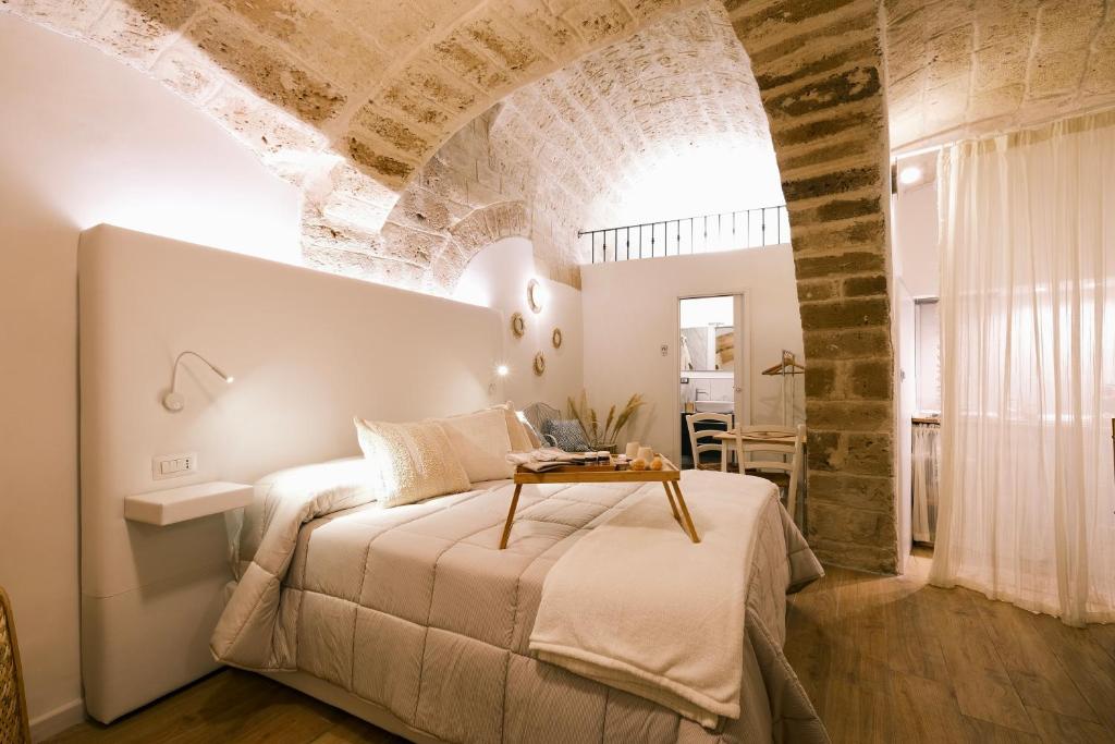 - une chambre avec un lit et une table dans l'établissement Mary House, à Bari