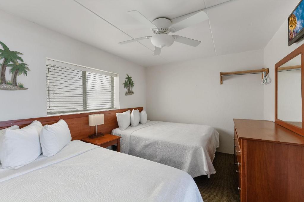 Postel nebo postele na pokoji v ubytování Waikiki Oceanfront Inn