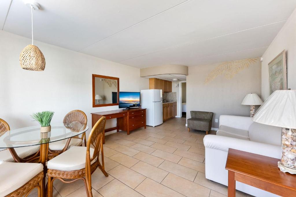 TV a/nebo společenská místnost v ubytování Waikiki Oceanfront Inn
