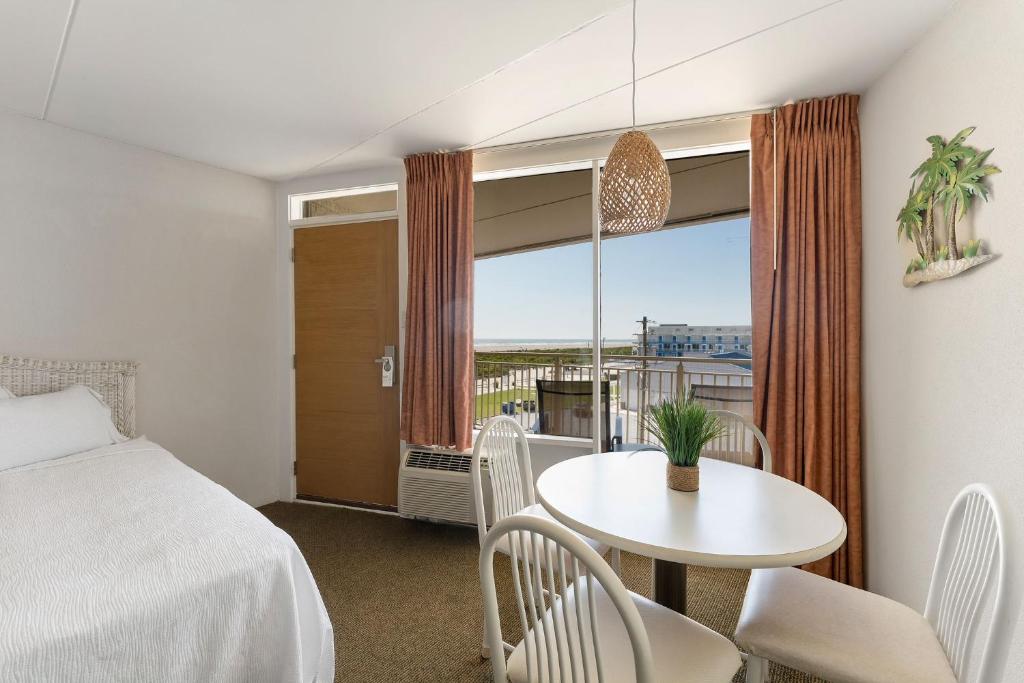 Postel nebo postele na pokoji v ubytování Waikiki Oceanfront Inn