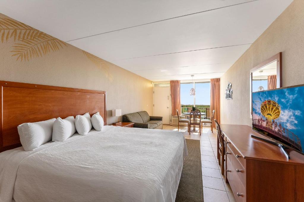 Postel nebo postele na pokoji v ubytování Waikiki Oceanfront Inn
