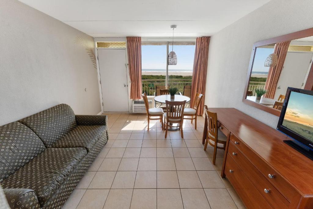 TV a/nebo společenská místnost v ubytování Waikiki Oceanfront Inn