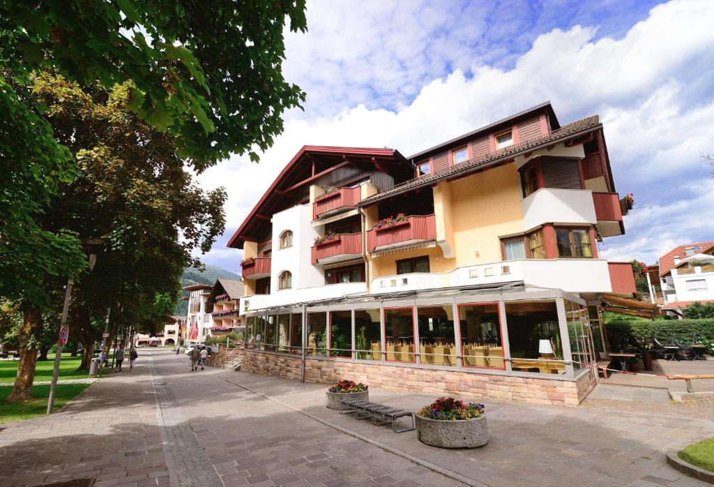 um grande edifício numa rua da cidade com em Residence Bacher em Valdaora