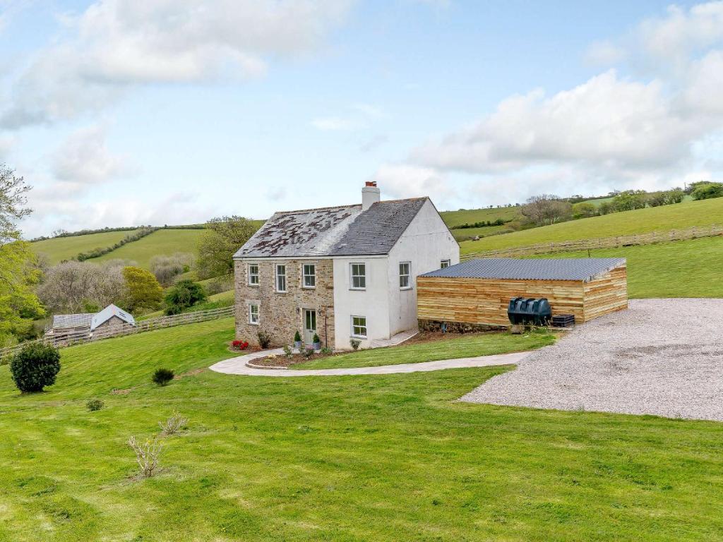 a house in the middle of a green field at 4 Bed in Looe 82662 in Lanreath