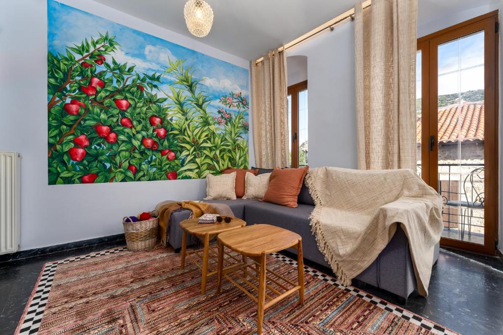 una sala de estar con un sofá azul y una pintura en Koukou Spitiko, en Dhimitsana