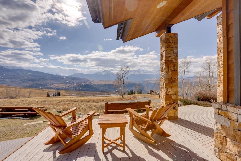 une terrasse avec des chaises, une table et un banc dans l'établissement Telluride Mountain Chalet with Gym, Hot Tub and Views!, à Telluride