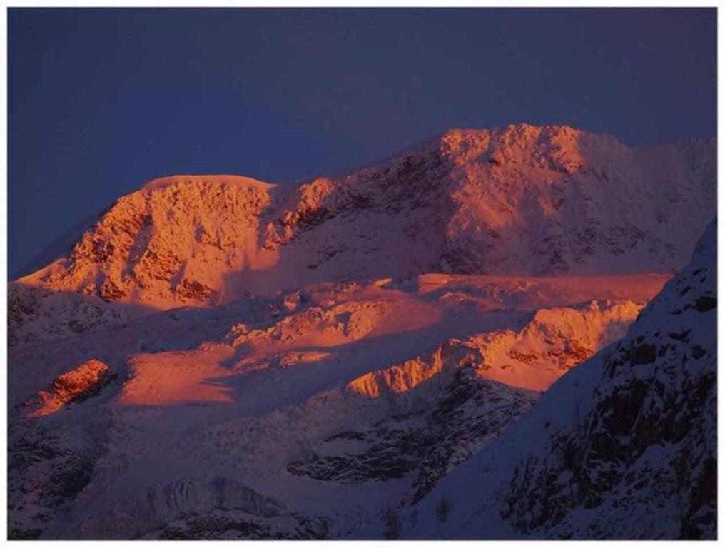 una montagna coperta di neve di notte di Joie de Vivre Gressoney St Jean a Gressoney-Saint-Jean
