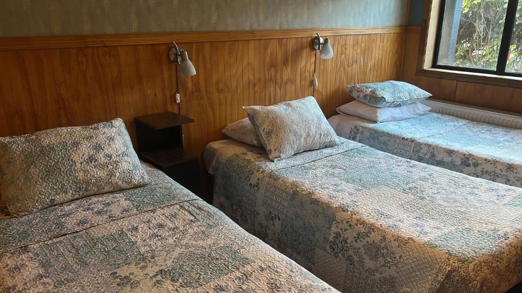Postel nebo postele na pokoji v ubytování HOSTAL VICTORIA